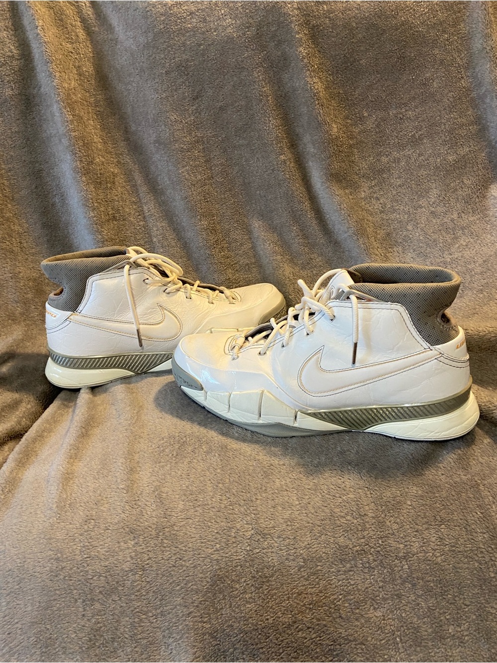 🏀 Nike Kobe 1 white shark